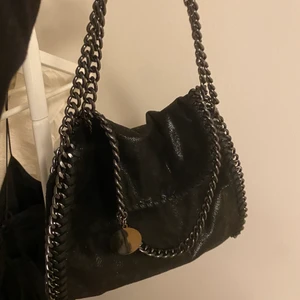 Svart väska - Svart väska knappt använd. Bandet är lätt att justera. Frakt tillkommer.💓 Buda i kommentarerna eller privat, köp direkt för 400kr!!