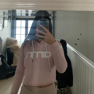 Cropped hoodie från AIMN - Ljusrosa cropped hoodie från AIMN. Storlek Xs men funkar även som S
