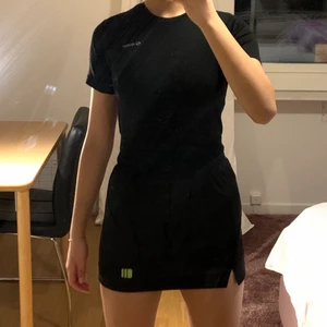 Svart träningskjol - Jättefint skick, tyvärr för liten för mig. Passar jättebra till alla sporter speciellt racketsporter som badminton och tennis. Supersköna shorts under. Inte genomskinligt alls!