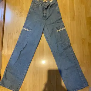 Säljer mina Levis jeans då jag inte använt dem mer än en gång. Super fina och sitter jättefint, längs i benen! Säljer dem för 500kr, skriv för mer information. 
