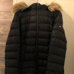 Tommy hilfiger vinterjacka - En vinterjacka i strl XL, passar nog en L också. Jackan har ett litet hål på ca 2 cm. Vid snabb affär kan pris diskuteras. Nypris runt 1200