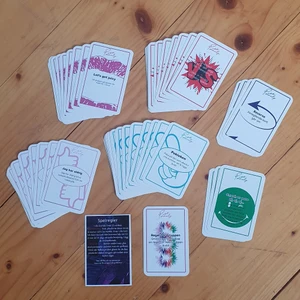 Kortspel - Det perfekta kortspelet för förfesten! Innehåller "Beer pong", "Pekleken", "Jag har aldrig", "Let's get juicy" samt "Smash or pass". Gjord av ett UF-företag 2019/2020 och går därför inte att få tag på längre. I nyskick, förutom förpackningen som är lite sliten. 150 kr + 25 kr frakt❄