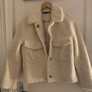 Teddy jacka från Zara - Säljer min mysiga teddy jacka med läderfodring, från Zara. I storlek XS. Köpt förra året så den är i princip som ny❣️ 