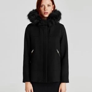 Zara jacka  - Pälskappa från zara, ej äkta päls! Super fin och håller värmen bra😊 Säljs inte längre på zara. Storlek S 