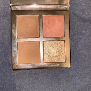 Classy palett - Säljer nu min classy palett från caia. Jätte fin ansiktspalett. Använd fåtal gånger. Ny pris 395kr. Säljer för 250kr (pris kan diskuteras) köparen står för frakten🤍