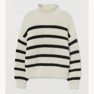 Randig stickad tröja  - Endast använd 1 gång då den är förliten💞 Populär och slutsåld på H&M, frakt tillkommer. Vid fler intressen budgivning 🥰 kontakta för fler bilder💞