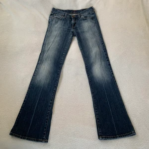 Lågmidjade jeans - Utsvängda lågmidjade jeans från Replay! Så fin modell men är tyvärr lite för små för mig. Jag är 173 cm och innerbenslängden är ca 78 cm och midjemåttet ca 72 cm 💕