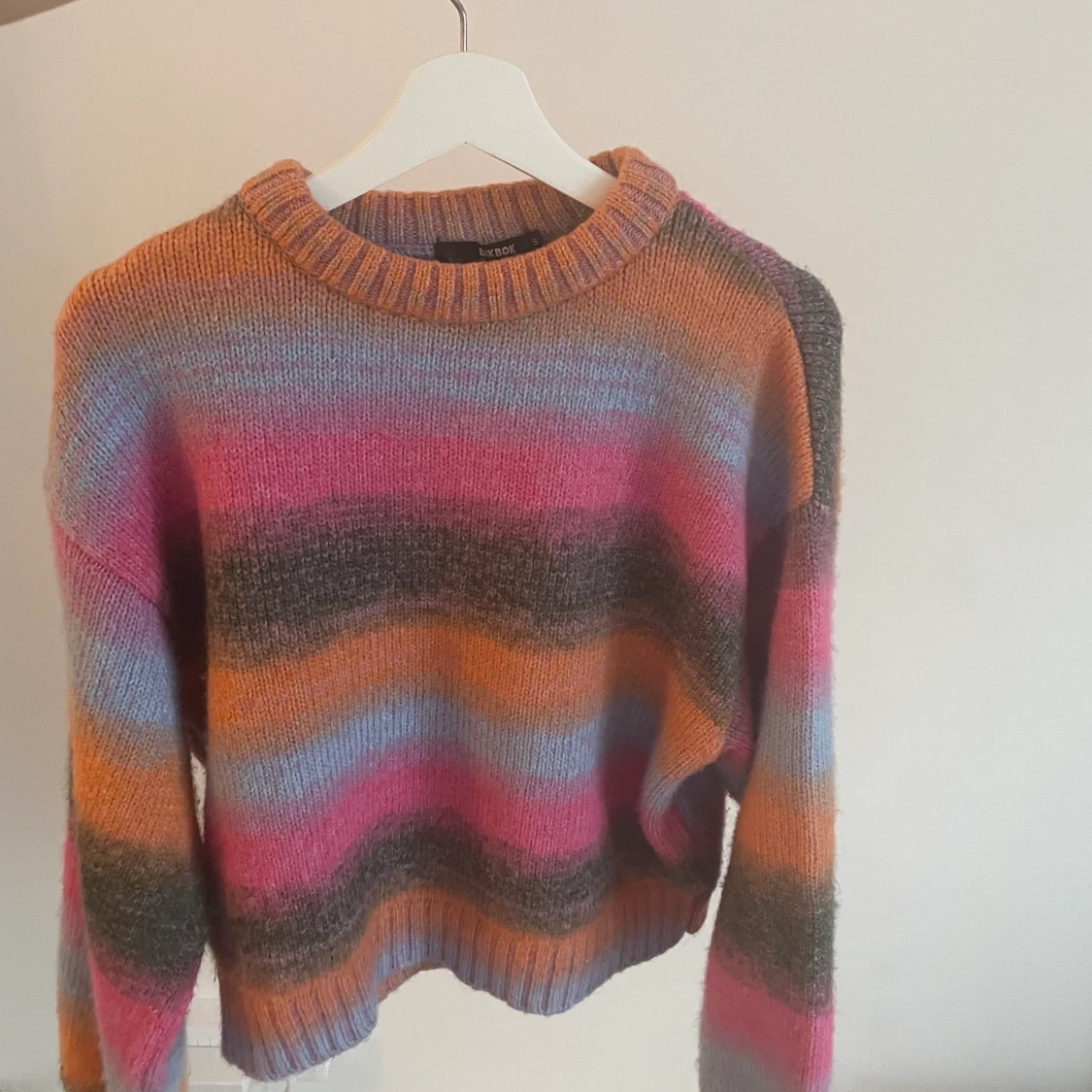 SLUTSÅLD stickad tröja från bikbok  - 90