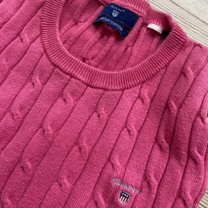 Kabelstickad Gant tröja  - Kabelstickad Gant tröja i fint skick. Rosa. Storlek S. Normal i storlek. Betala säkert via sade pay eller Swish. 