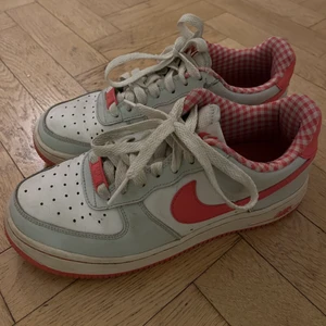 Airforce low - Säljer ett par airforce low! Bra skick, lite skitig sula. Går att fräscha upp. Färgen finns ej längre.