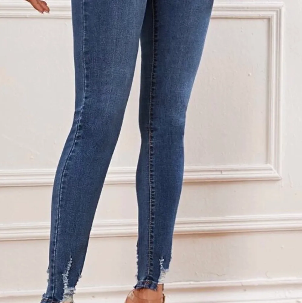 Säljer dessa jeans pga för stor för mig har aldrig använt är i väldigt god skick pris kan diskuteras vid snabbaffär. Hör av er vid intresse☺️. Jeans & Byxor.