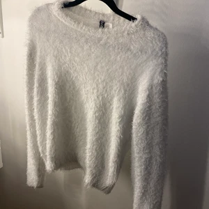 Mysig tröja - Vit mysig tröja från H&M. Använd men i fint skick. Storlek XS. Pris: 100kr plus frakt 62kr❤️❤️