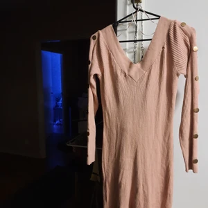 Fin klänning storlek m-l - Klänning som är lite tjockare tyg så kan man ha den nu när det är kallare värder. Fina grejer på armarna .