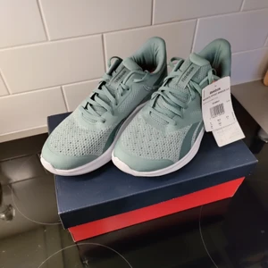 Adidas löparskor - aldrig använt - Reebok Speed Breeze 2.0        -      Nyskick - aldrig använt pga det var en present och jag gillar inte färgen. Gjord av recycled plast från sjön. 