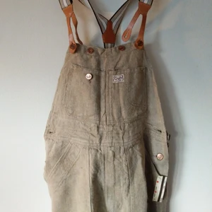 Vintage hängselbyxor - Coola vintage-hängselbyxor i äkta linne. Dom är för lång för mig (är 167cm) men funkar ju att vika upp. 