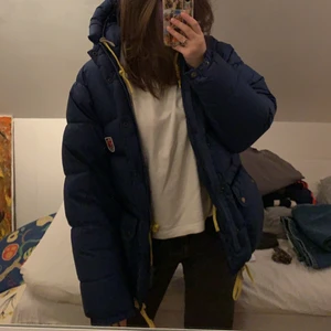 FJÄLLRÄVEN EXPEDITIDION JACKA XXXS - Säljer den här fjällrävenjackan då jag har fått en ny. Färg: Mörkblå. Modell: Expedition. Storlek XXXS sitter som en 36/S. Finns 3 märkningar på jackan, det syns knappt i verkligheten men vill ändå vara ärlig med det. obs: hanken (öglan man hänger jackan i) är trasig men tror inte det är svårt att laga. Skriv till mig så kan jag skicka bild på de märkningarna. Om du är intresserad lägg gärna bud, (högsta bud på söndag klockan 12 vinner❤️) BUDA PÅ MINST 3800kr (exklusive frakt)  