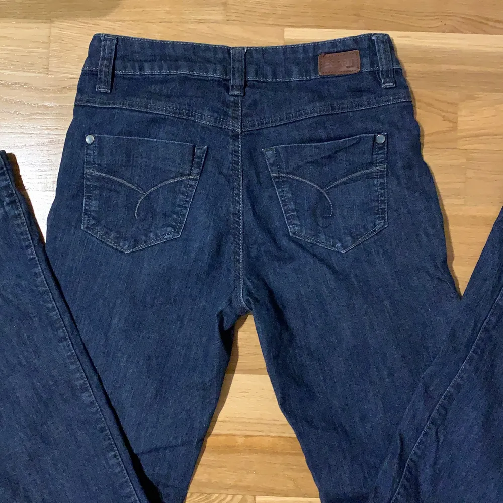 Mid rise jeans från esprit, super fina jeans, dock används de inte längre, lite slitna längst ner💕 Jag är 160cm. Jeans & Byxor.