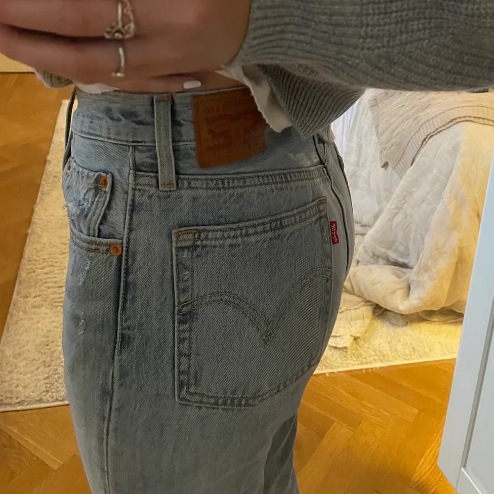 Levis 501 jeans i storlek W27 L28, passar mig som är 166 cm och har S i allt. Jättesnygga och som nya!. Jeans & Byxor.