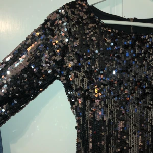 Nyårsklänning BIKBOK öppen rygg  - Tight paljettklänning med öppning i ryggen och dragkedja. Använd enstaka gång och i gott skick! Storlek XS. 100 + frakt ✨