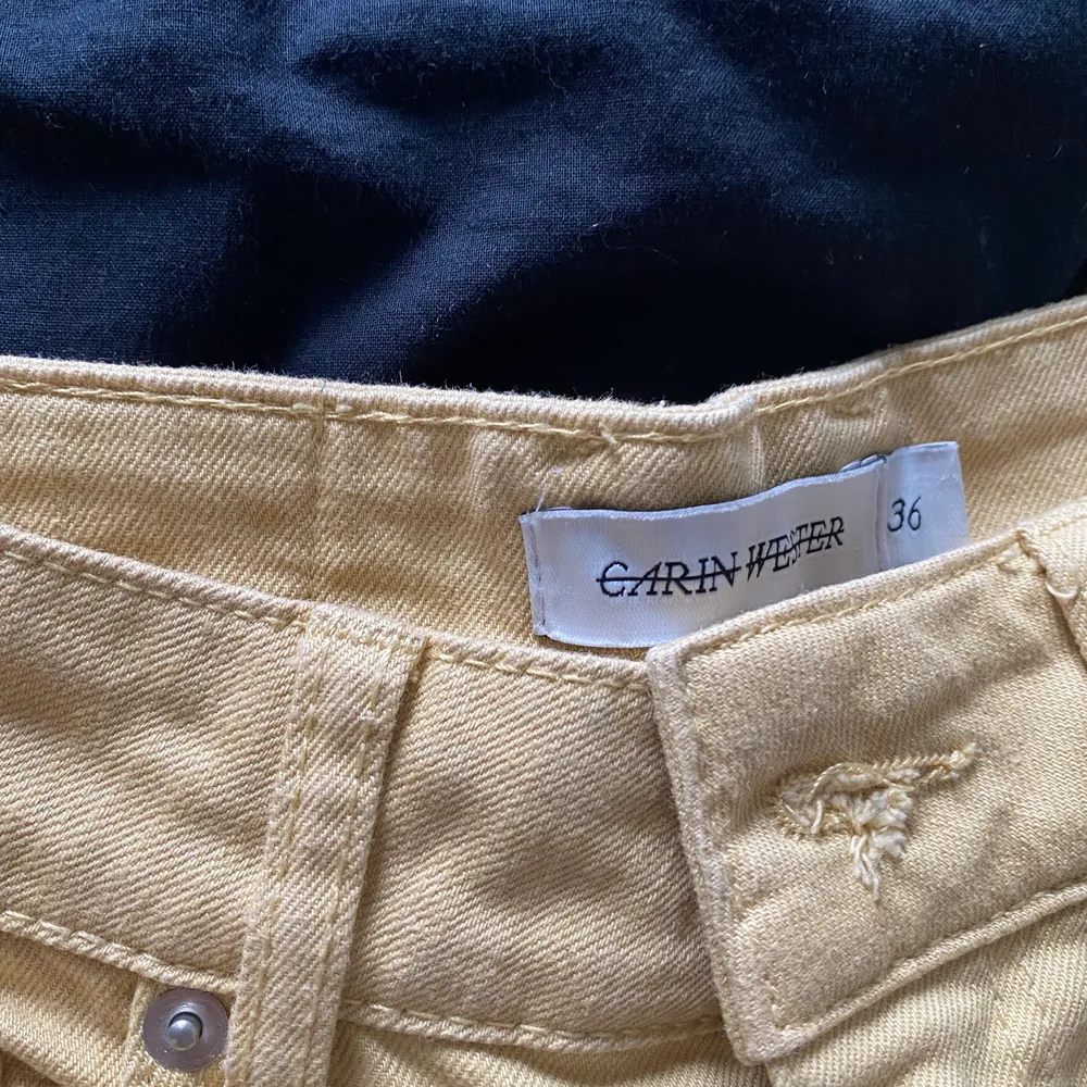 Gula byxor från Carin Wester i strl 36, använda fåtal gånger så de är i bra skick. Frakten tillkommer.. Jeans & Byxor.