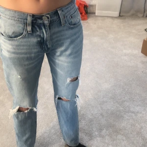 lågmidjade byxor - trendiga lågmidjade byxor från levis. säljer pga ingen användning men tycker det är snygga, det är kill byxor men funkar lika bra till tjejer. pris + frakt. buda!💗 storlek oklar men har typ 34 i byxor har även långa ben