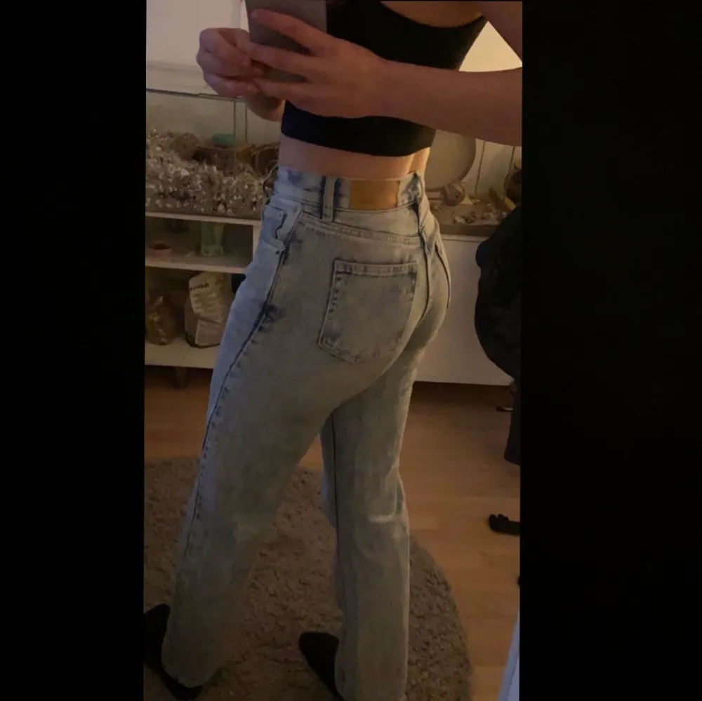 supersnygga jeans från Junkyard💗 Modellen straight och är midwaist. Jag är 168 och dem slutar vid hälen💕 . Jeans & Byxor.