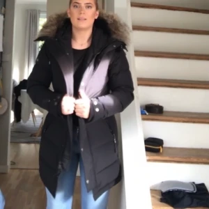 Hollis jacka - En otroligt fin jacka från märket hollis. Storlek 38. Den har nu blivit förlusten för mig men är helt säker på att den kommer sitta perfekt på någon där ute. Är du intresserad av en varm, bekväm och snygg vinter jacka så har du hittat rätt! Pälsen på luvan är inte äkta men väldigt bra immitation. Den är inte sönder någonstans. Den ser faktiskt ut att vara helt ny! Ordinarie pris 4000kr 