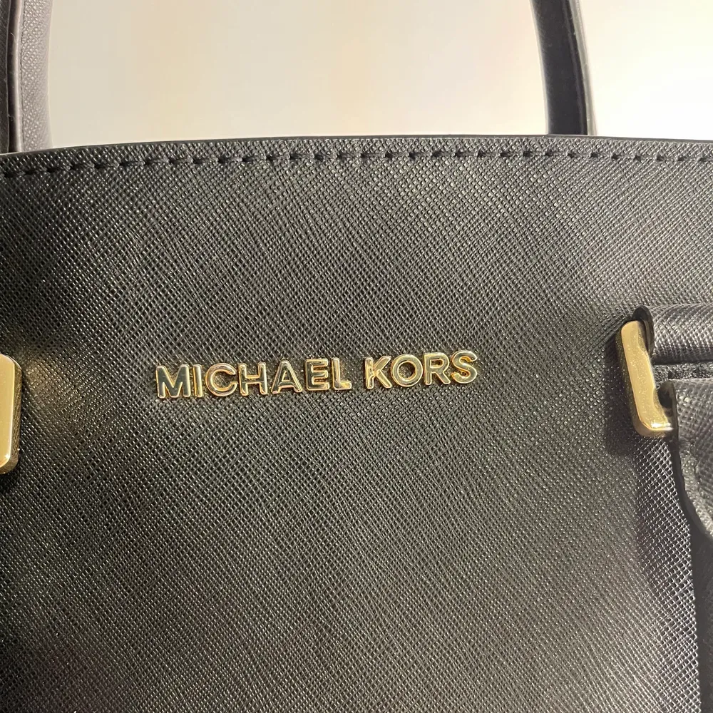 Äkta Michael Kors väska. Gott skick. Använd ca 5ggr. . Väskor.