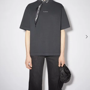 Acne T-Shirt FINNS FLERA - Hej, säljer här mina Acne t-shirts som jag köpte på impuls i Acnebutiken i Göteborg. Har de tre färgerna på bilderna och en till, grå med svart tryck (man kan bara ha tre bilder). De är alla i nyskick! Tvättade endast en gång. Kostar 1900 styck nya. Vill du att jag ska skicka alla färger så skriv ett dm. Storleken på alla är XXS men sitter som M. Givetvis både tjejer och killar. Färgerna är , svart, vit, orange och slate grey. Paketpris 3700 kr.  OBS! Bara orange kvar nu 