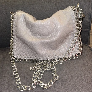 Tiamo väska  - Tiamo väska strl M. Nypris 499. Säljes för 250kr. Säljer pga att jag inte använder den längre. Är i ett fint skick. Kan skicka fler bilder på väskan vid behov.