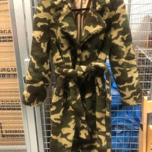 Luddig jacka från Nelly. Strl 34 - En luddig kappa från Nelly. Sparsamt använd. Storlek 34 men passar även en 36. Jag har använt den vintertid då den håller värmen bra. 