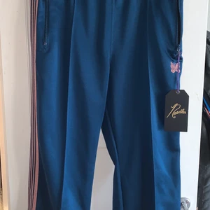 Needles Track Pants - Byxor från Needles i nyskick. Storlek L med rak passform. Kan tänka mig att byta mot likadana byxor i annan färg