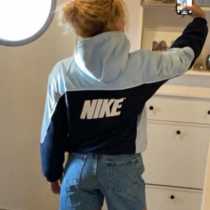 Blå nike jacka  - Jacka från Nike. Den är vadderad inuti, super skön och varm. 