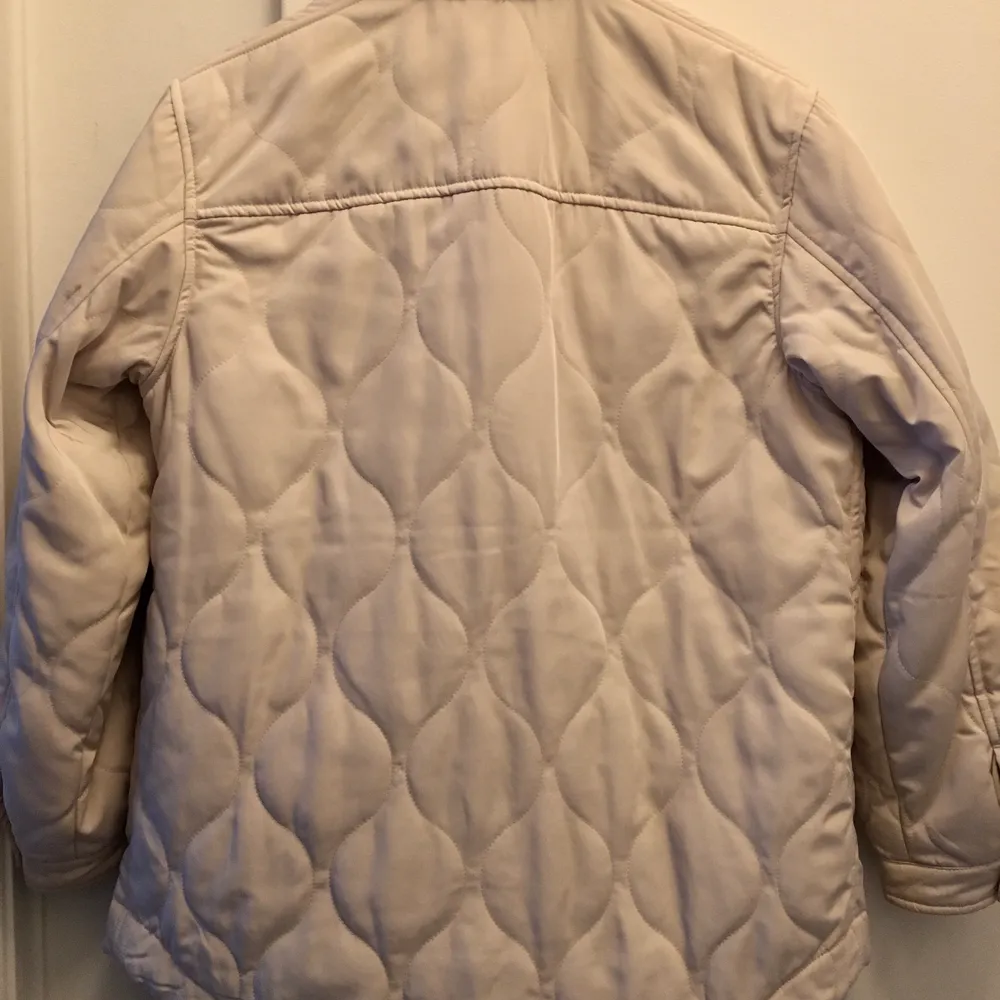 Off white jacka från H&M i storlek XS men är oversize. Köptes i våras, har använts en säsong och är fortfarande i fint skick. Hämtas i Sthlm eller skickas spårbart om köparen betalar frakt. Jag tvättar den innan 🌈🌈. Jackor.