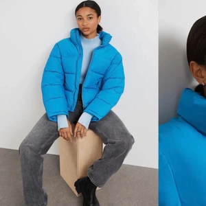 Blå jacka  - Säljer min blå jacka från Gina, aldrig använd. Köpte för 600, skriv för egna bilder 💘