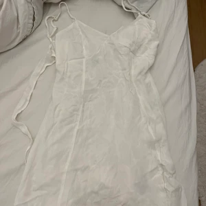 Klänning - Säljer dessa två tillsammans, dom är liknande och är köpta från h&m. Dom är använda fåtal gånger och kommer ej till användning. Rosa klänningen är (eur-32) och vita (eur-34) passar mig med storlek S.