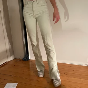 Gröna jeans - Säljer dessa asballa pastellgröna jeansen från Zara. Köpte dem i somras men passar tyvärr inte döm längre. De har slits och är väldigt långa!!😁😍 köparen betalar för frakt