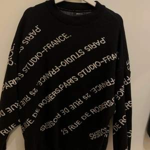 En sweatshirt med text från gina! Storlek S, skick 8/10💗