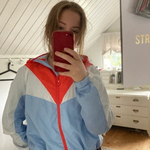 Hm - En vindjacka från Hm röd/blå i storlek 34