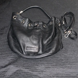 Marc Jacobs väska i superbra skick - En stor Marc Jacobs väska i läder och superbra skick⭐️ köpt för ca 5000 kr och inte superanvänd✨⚡️💗 har en av tagbar axelrem och skinnrem att stänga med❤️