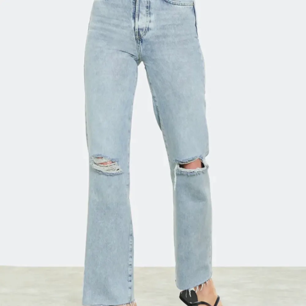 Blåa jeans med hål köpta på Bik Bok. Säljer för att dom inte passar längre. Köparen står för frakten . Jeans & Byxor.