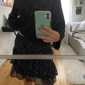 En mörkblå volang kjol från stradivarius med blommor! Säljer för använder typ aldrig.  Är svårt att fånga färgerna på bild så skriv för mer bilder! Är köpt i Frankrike och knappt använd i storlek xs och passar Mig som oftast har Xs-S. Jättefin med en hoodie nu till vintern😍 säljer för 90kr+frakt men kan också mötas upp!!