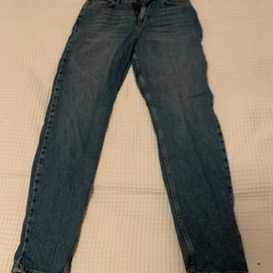 Mom jeans NELLY - Har använt några gånger men är i bra skick. Väldigt sköna o bra passform. 