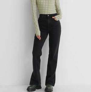 Svarta jeans från Emilie Malou x NAKD. Använda ett fåtal gånger och i mycket bra skick! Dom är i storlek 36 och är lite långa på mig som är 164 cm 💗 Frakt ingår i priset 