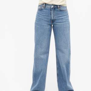 Blå jeans ifrån monki, storlek 26, som är typ 34/36:)