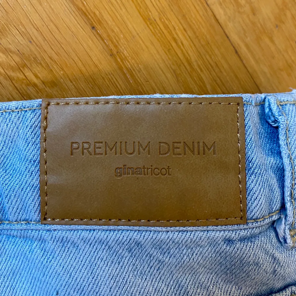 Säljer dessa fina raka ljusblå jeans med hål i. Skriv om du skulle vara intresserad så kan vi komma fram till ett pris💕. Jeans & Byxor.