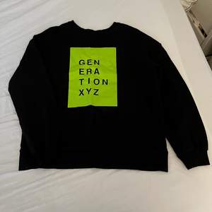 Sweatshirt från na-kd i storlek L med neongrönt tryck på framsidan🌟