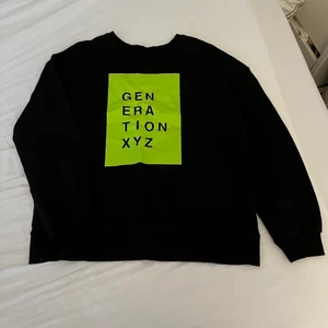 Sweatshirt från na-kd i storlek L - Sweatshirt från na-kd i storlek L med neongrönt tryck på framsidan🌟