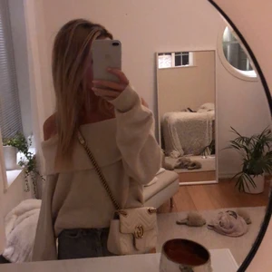 off shulder tröja - suuuuperfin stickad tröja i en ljus beige färg🤍