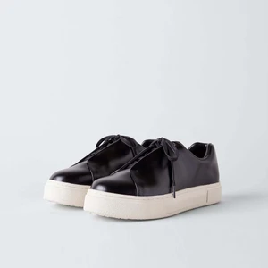 Snygga Eytys Doja Sneakers - Ett par snygga Eytys Doja Sneakers, använt några gånger men köptes nyligen och är fortfarande i snyggt skick♥️Storlek 39. Köpta för 1900kr. Skriv till mig privat om ni är intresserade.